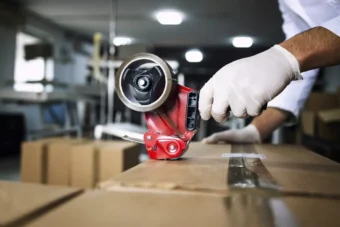 owijanie paczki taśmą